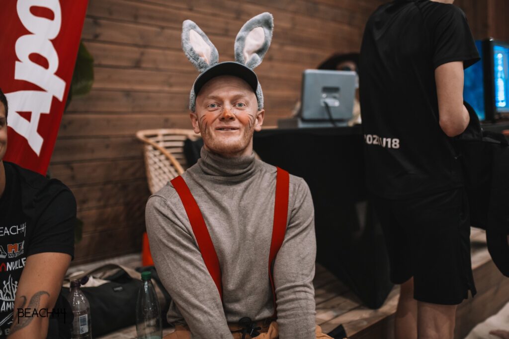 Foto, mis tõestab, kuivõrd tugevalt on Aleks vollekogukonnas sees. Pilt on tehtud tänavusel KevadFiestal. | Foto: Dovile Stirbyte